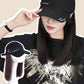 Perruca elegante de ombreiro con gorro de béisbol