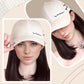 Perruca elegante de ombreiro con gorro de béisbol