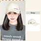 Perruca elegante de ombreiro con gorro de béisbol