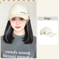 Perruca elegante de ombreiro con gorro de béisbol